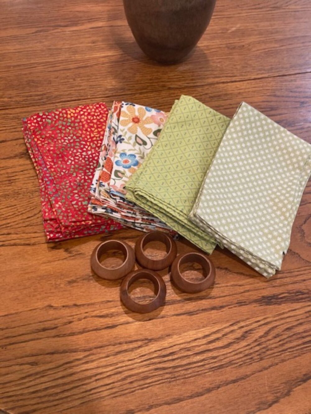Vintage-Style Cotton Blend Fabric Napkins and Wooden Rings Set